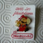 Pin’s Mario « avec les félicitations de Nintendo »