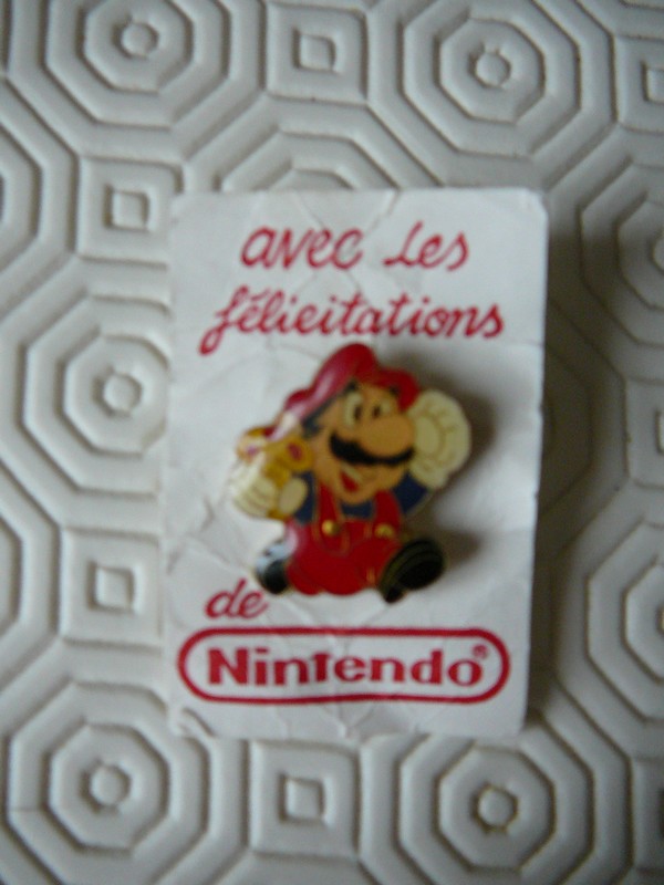 Pin's Mario "avec les félicitations de Nintendo"